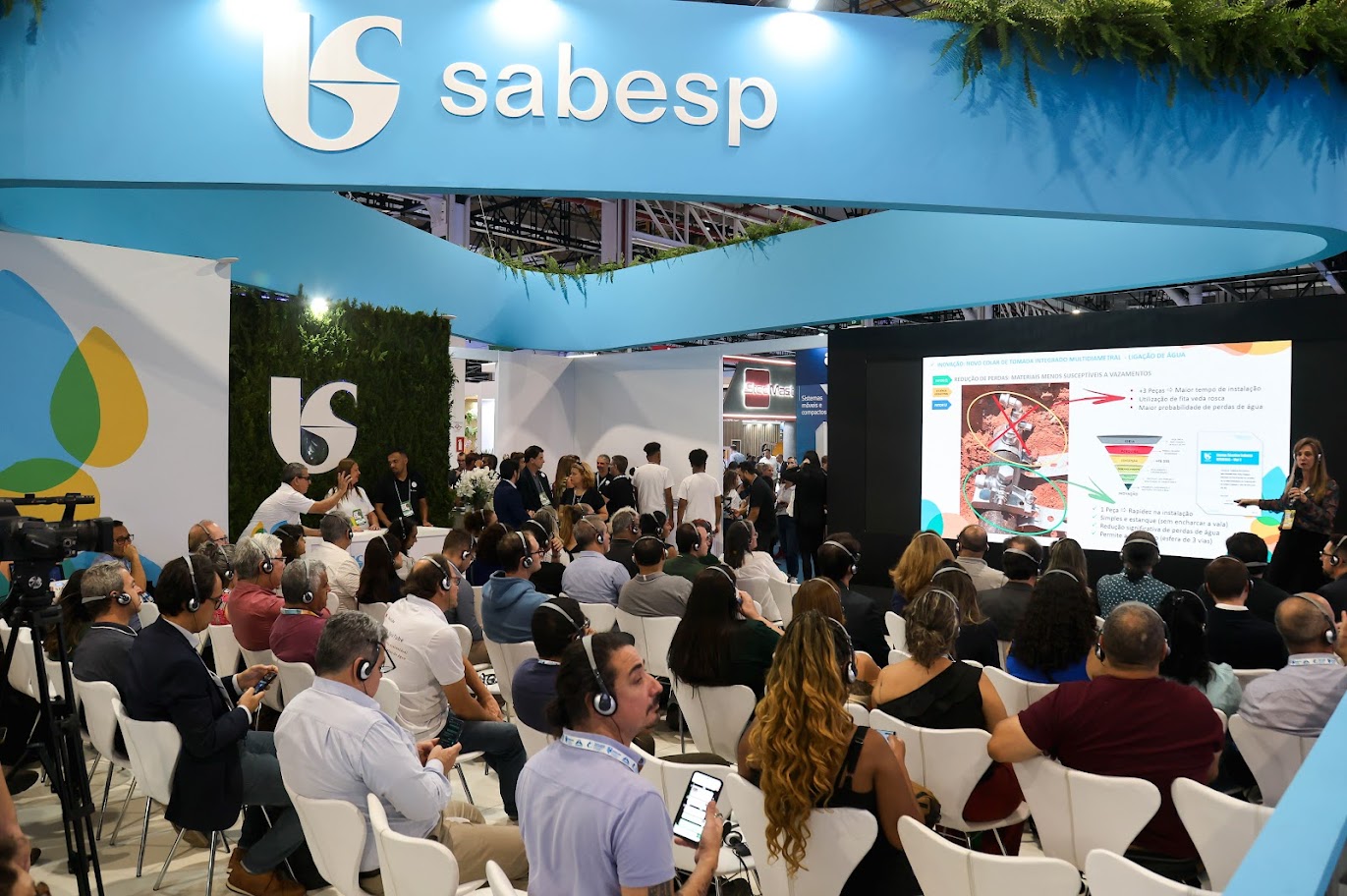 Funcionrios do Saae-VR visitam a Fenasan em So Paulo